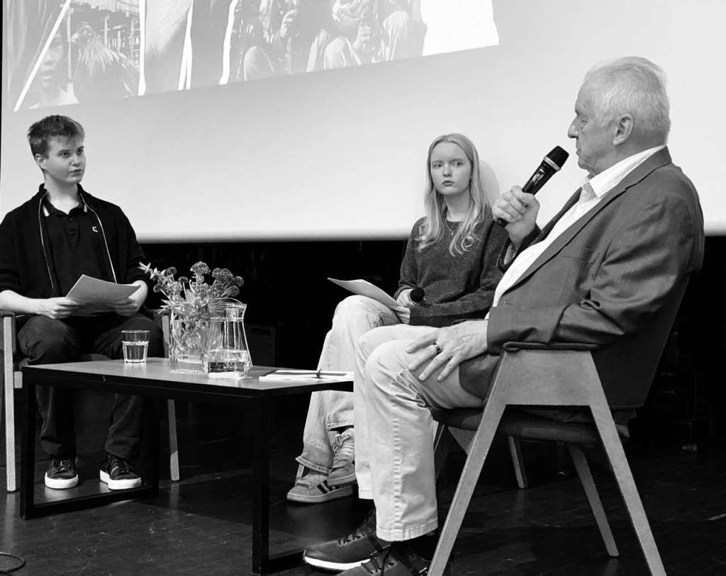 Tapiolan lukion opiskelijat Roope ja Senni kysyivät Raulilta opiskelijoiden etukäteen miettimiä kysymyksiä.